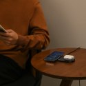 PODWÓJNA ŁADOWARKA BEZPRZEWODOWA QI Z WYŚWIETLACZEM USB-C 20W - CZARNY