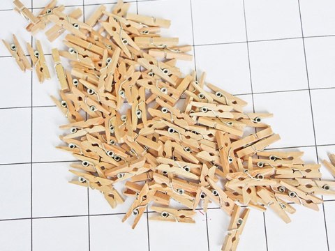 Klamerki drewniane mini spinacze 2,5 cm 100 sztuk Klamerki drewniane mini spinacze 2,5 cm 100 sztuk