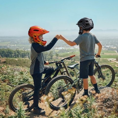 Kask rowerowy fullface dziecięcy z tylną lampką USB 52-56 cm - czerwono żółty