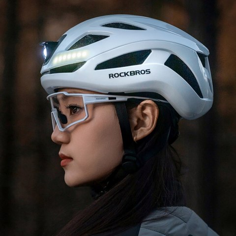 Kask rowerowy ze zintegrowanym oświetleniem wielokierunkowym USB-C 57-61 cm - biały