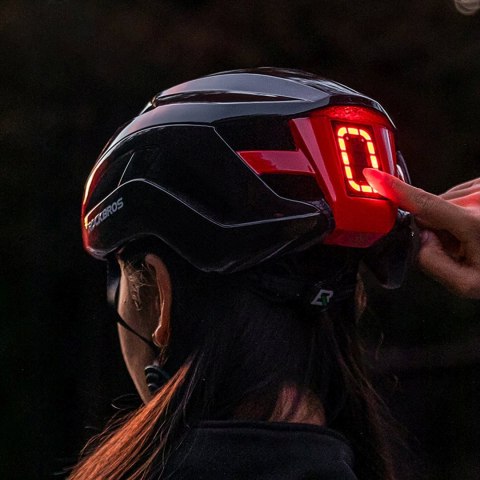 Kask rowerowy ze zintegrowanym oświetleniem wielokierunkowym USB-C 57-61 cm - czarny