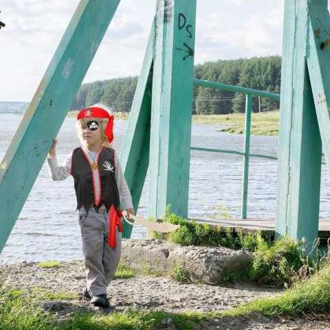 Zestaw 9 kostiumów pirackich z akcesoriami, bandana, hak, złote monety