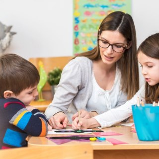 Zestaw akcesoriów imprezowych - 30 gumowych bransoletek, czarny, z drewnianymi pisakami